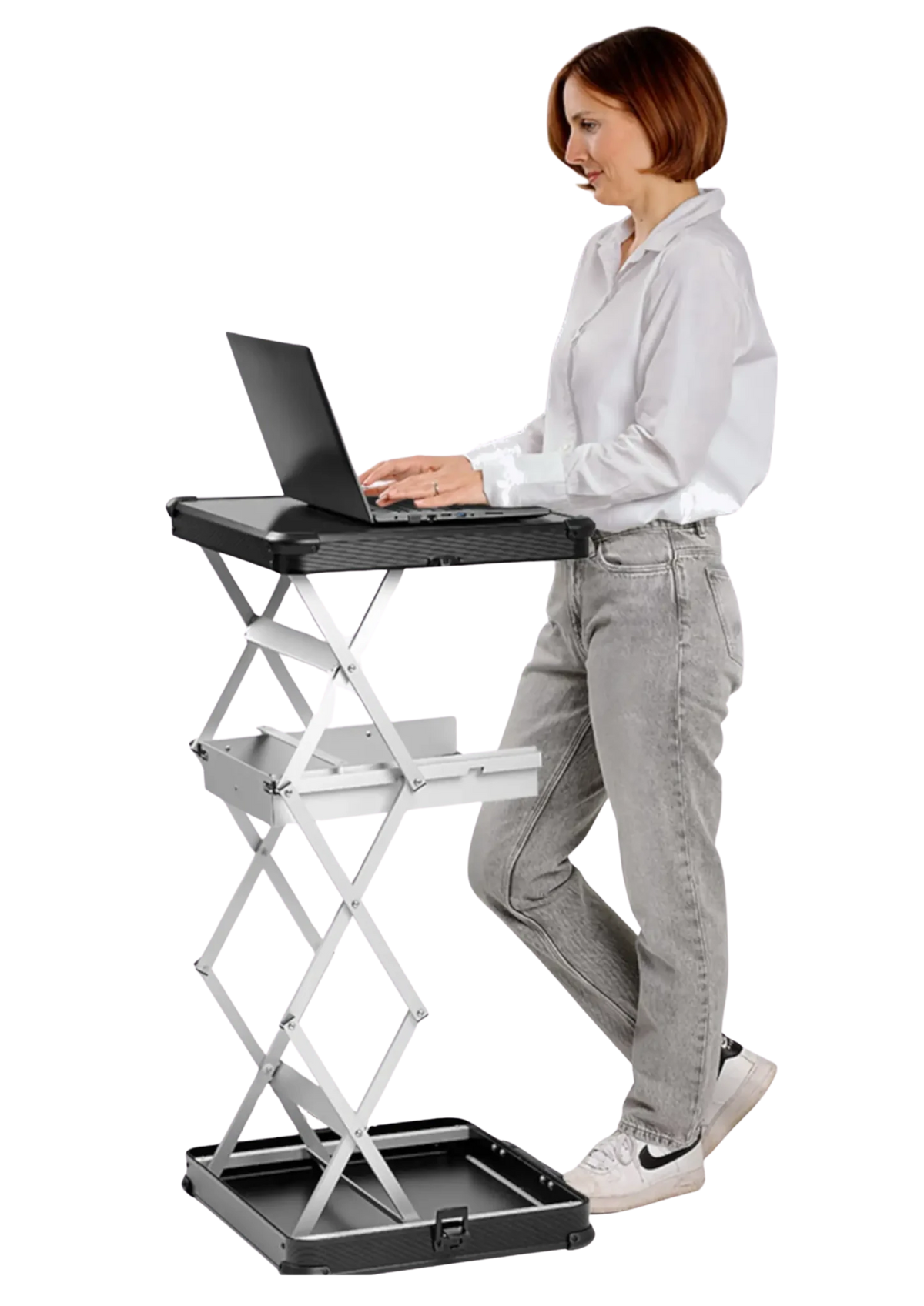 Vrouw werkt staand aan een laptop op de Quiffice Pro